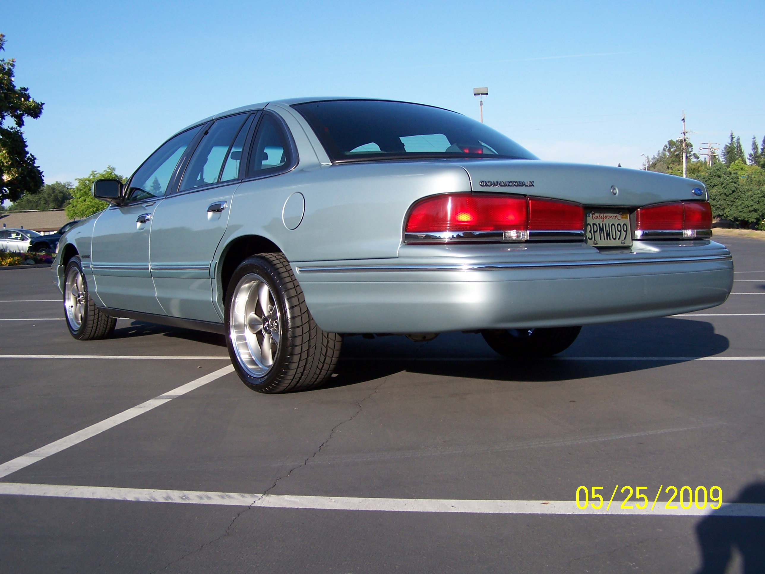 1995 Ford Crown Victoria VINs, Configurations, MSRP & Specs - AutoDetective